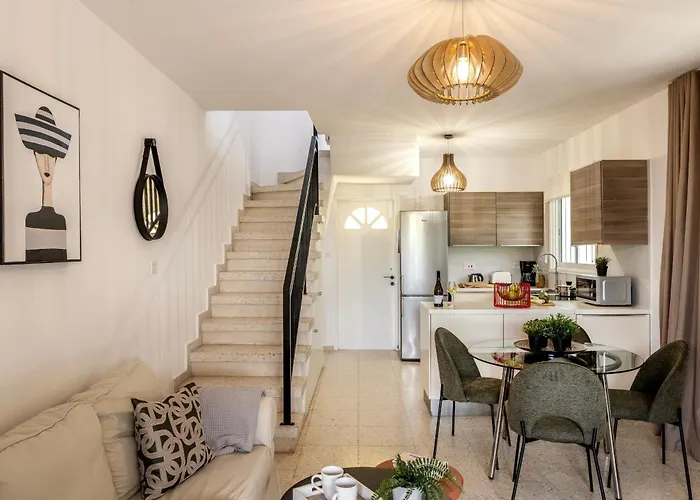 Larnaca Seaside Marina 43 페리볼리아