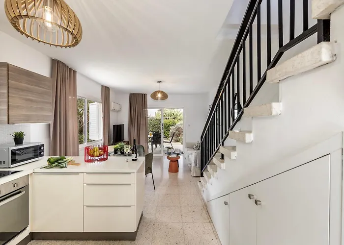 Larnaca Seaside Marina 43 페리볼리아